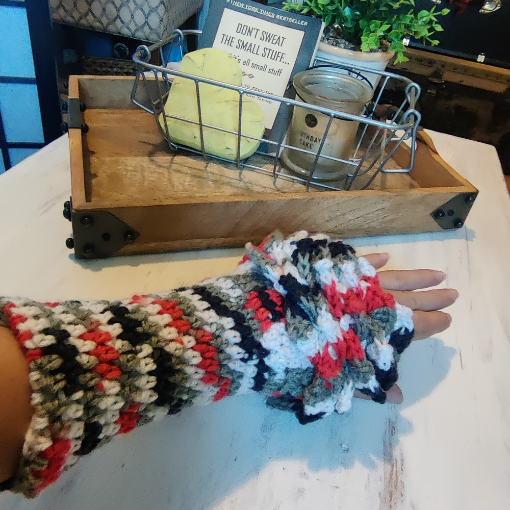Beautiful Crochet Fingerless Gloves - Picture 3 of 6